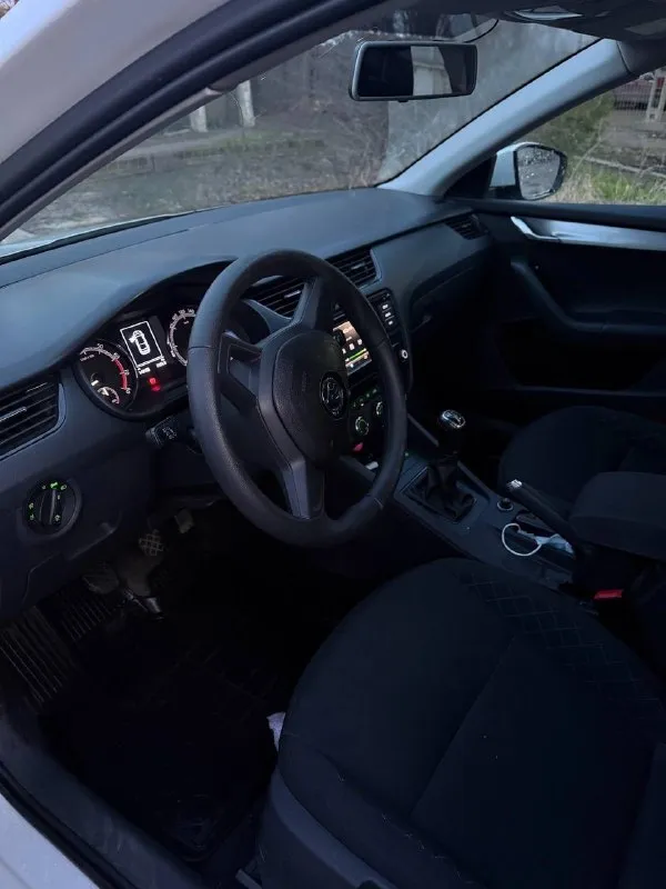 Skoda octavia a7 рестайлинг ( skoda октавия) официальная! 2019 год выпуска пробег 151000 двигатель 1.6 (обычный) кпп механическая птс оригинал! автомобиль в отличном состоянии! без юр проблем, в такси не была! лицензий никаких не было! кузов имеет заводской окрас, за исключением одного элемента, ничего критичного автомобиль полностью обслужен - 1000 км назад! двигатель 1.6 самый надежный и экономичный (7 литров по городу) подвеска не стучит! технически на 5+ кондиционер, подогревы сидений два ключа чистый и ухоженный салон автомобиль без «колхоза» все в оригинале, включая стекла оригинал! если вы не с луганска, могу все показать по видео! город луганск цена 1450000 рублей(торг) +79591730638 📞 звоните: +7(959)1730638 - фотография - 7