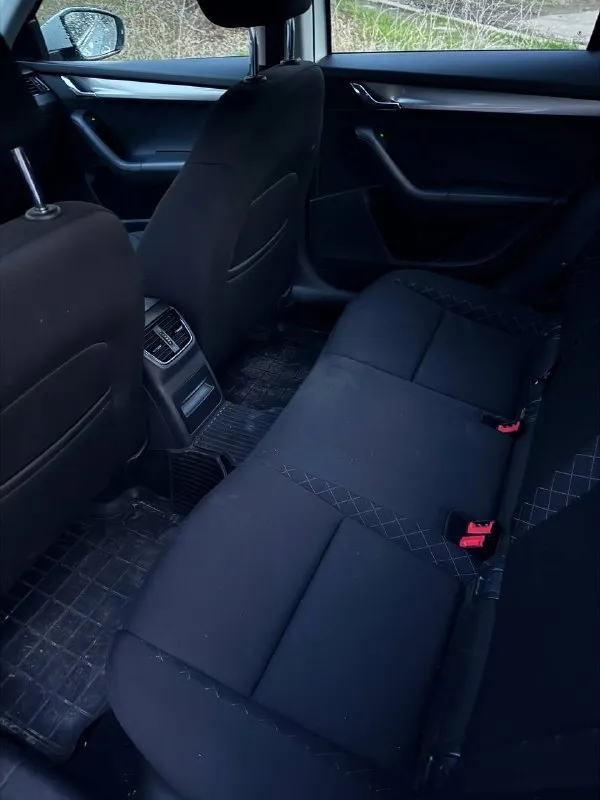 Skoda octavia a7 рестайлинг ( skoda октавия) официальная! 2019 год выпуска пробег 151000 двигатель 1.6 (обычный) кпп механическая птс оригинал! автомобиль в отличном состоянии! без юр проблем, в такси не была! лицензий никаких не было! кузов имеет заводской окрас, за исключением одного элемента, ничего критичного автомобиль полностью обслужен - 1000 км назад! двигатель 1.6 самый надежный и экономичный (7 литров по городу) подвеска не стучит! технически на 5+ кондиционер, подогревы сидений два ключа чистый и ухоженный салон автомобиль без «колхоза» все в оригинале, включая стекла оригинал! если вы не с луганска, могу все показать по видео! город луганск цена 1450000 рублей(торг) +79591730638 📞 звоните: +7(959)1730638 - фотография - 8