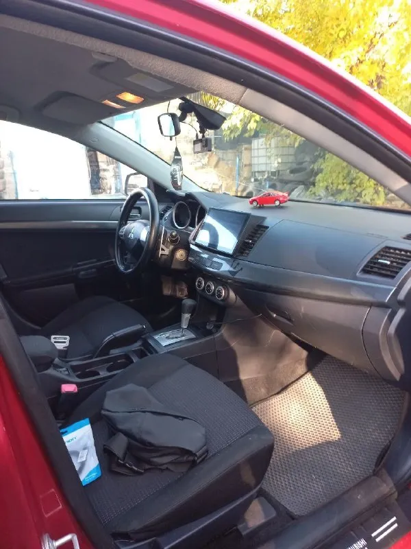 Продам mitsubishi лансер x 2008г двигатель 1.8 пробег 233тыс коробка: двигатель не дымит, масло не ест. акпп не пинает, не буксует, переключает мягко и плавно! ходовая обслужена! по электрике все работает, кондиционер заправлен! комплектация: датчик дождя/света, подогревы передних сидений, климат контроль, сенсорная мультимедиа с камерой заднего вида, сигнализация с обратной связью, эл. подогрев и регулировка зеркал. документы кристально чистые, без запретов, без штрафов, переоформление без проблем цена 680т. р. небольшой торг у капота. г. торез +79493745821 +79494338644 📞 звоните: +7(949)3745821 - фотография - 6