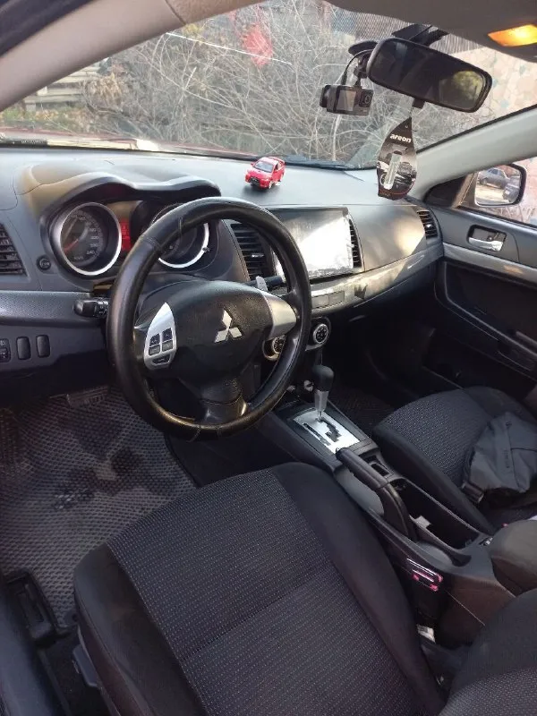 Продам mitsubishi лансер x 2008г двигатель 1.8 пробег 233тыс коробка: двигатель не дымит, масло не ест. акпп не пинает, не буксует, переключает мягко и плавно! ходовая обслужена! по электрике все работает, кондиционер заправлен! комплектация: датчик дождя/света, подогревы передних сидений, климат контроль, сенсорная мультимедиа с камерой заднего вида, сигнализация с обратной связью, эл. подогрев и регулировка зеркал. документы кристально чистые, без запретов, без штрафов, переоформление без проблем цена 680т. р. небольшой торг у капота. г. торез +79493745821 +79494338644 📞 звоните: +7(949)3745821 - фотография - 7