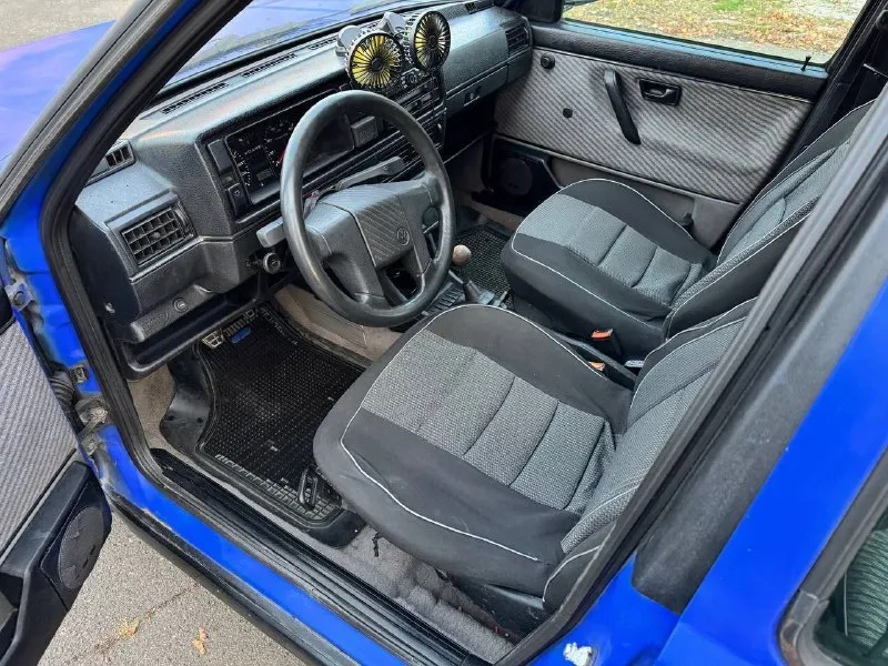 Продам volkswagen jetta, 1991 года выпуска, на хорошем ходу, установлено газовое оборудование, состояние кузова хорошее, все видно на фото, днище, лонжероны, пороги целые, двигатель 1.6 карбюратор, работает отлично, коробка работает хорошо, по ходовой все отлично, по электрике все работает, стоит газ евро 2, сигнализация, хорошая резина, продажа от хозяина, с переоформлением, цена - 145000₽, находится в донецке кировский район, остальные вопросы по телефону +79493886439 📲 tg: сергей 📞 звоните: +7(949)3886439 - фотография - 10