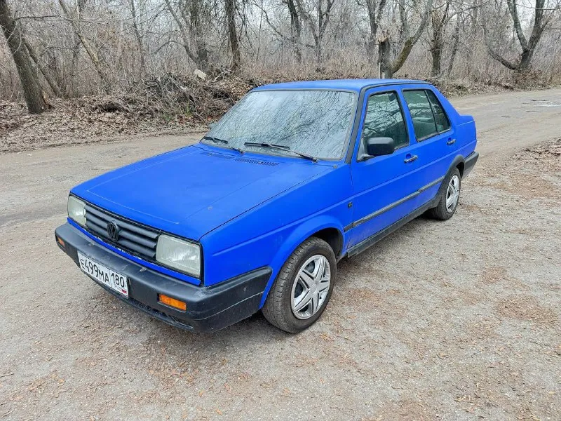 Продам volkswagen jetta, 1991 года выпуска, на хорошем ходу, установлено газовое оборудование, состояние кузова хорошее, все видно на фото, днище, лонжероны, пороги целые, двигатель 1.6 карбюратор, работает отлично, коробка работает хорошо, по ходовой все отлично, по электрике все работает, стоит газ евро 2, сигнализация, хорошая резина, продажа от хозяина, с переоформлением, цена - 145000₽, находится в донецке кировский район, остальные вопросы по телефону +79493886439 📲 tg: сергей 📞 звоните: +7(949)3886439 - фотография - 2