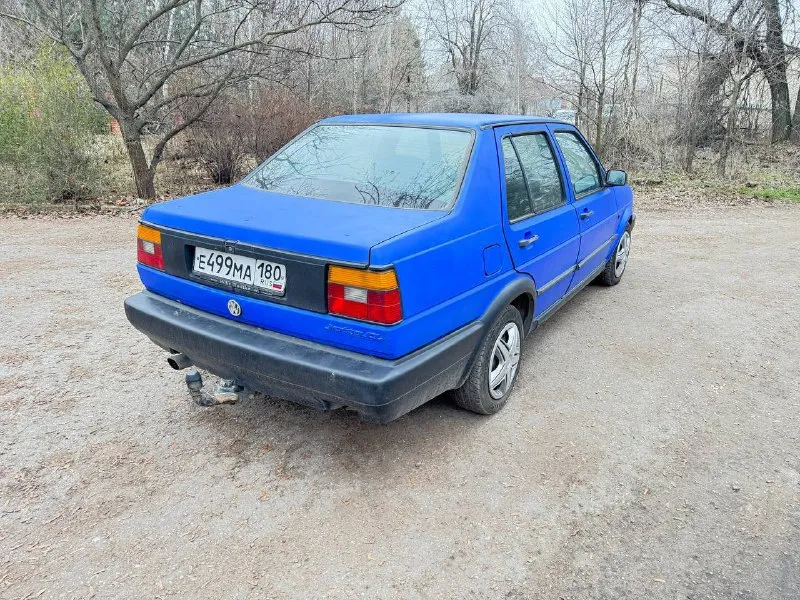 Продам volkswagen jetta, 1991 года выпуска, на хорошем ходу, установлено газовое оборудование, состояние кузова хорошее, все видно на фото, днище, лонжероны, пороги целые, двигатель 1.6 карбюратор, работает отлично, коробка работает хорошо, по ходовой все отлично, по электрике все работает, стоит газ евро 2, сигнализация, хорошая резина, продажа от хозяина, с переоформлением, цена - 145000₽, находится в донецке кировский район, остальные вопросы по телефону +79493886439 📲 tg: сергей 📞 звоните: +7(949)3886439 - фотография - 4