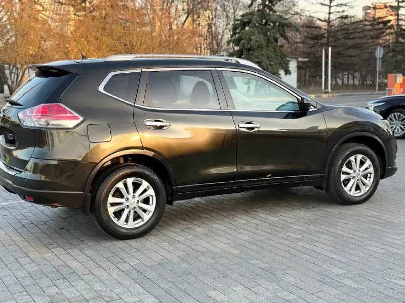 Nissan x-trail 2015г 2.0акпп цена до нового года 1.370.000р пред максимальная комплектация автомобиль в родном окрасе два комплекта колес на дисках зима лето климат двух зонный адаптивный круиз подогревы сидений датчик света датчик дождя без ключевой доступ эл багажник автомобиль без вложений полностью обслужен !!! цена из-за срочности донецк +79185951656 📲 tg: н н 📞 звоните: +7(918)5951656 - фотография - 5