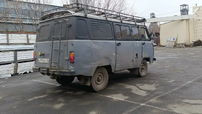 Продам уаз буханка 🍞 в отличном состоянии после капитального ремонта двигателя, работает идеально как часы, масла не есть, тяга очень бодрая, мосты работают раздатка переключает, кпп все скоростя переключаются, вся электрика работает свет хороший, печка жарит хорошо 👍, дополнительно обесшумлен весь кузов, дополнительно установлен усиленный багажник на всю крышу. действительно хороший уазик! доедет куда угодно ! с документами порядок машина стоит на учёте. цена 295. тр торг осмотр донецк днр связь плохая моб +79494316911. +79494484540. телеграм +79494494164 📞 звоните: +7(949)4316911 - фотография - 2