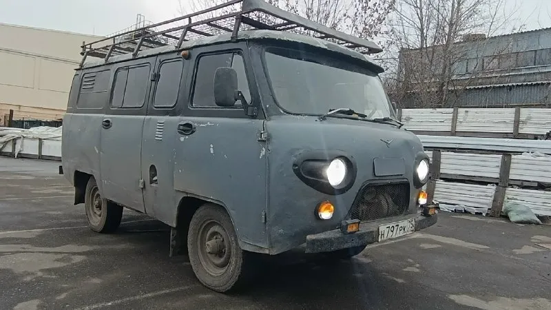 Продам уаз буханка 🍞 в отличном состоянии после капитального ремонта двигателя, работает идеально как часы, масла не есть, тяга очень бодрая, мосты работают раздатка переключает, кпп все скоростя переключаются, вся электрика работает свет хороший, печка жарит хорошо 👍, дополнительно обесшумлен весь кузов, дополнительно установлен усиленный багажник на всю крышу. действительно хороший уазик! доедет куда угодно ! с документами порядок машина стоит на учёте. цена 295. тр торг осмотр донецк днр связь плохая моб +79494316911. +79494484540. телеграм +79494494164 📞 звоните: +7(949)4316911 - фотография - 3