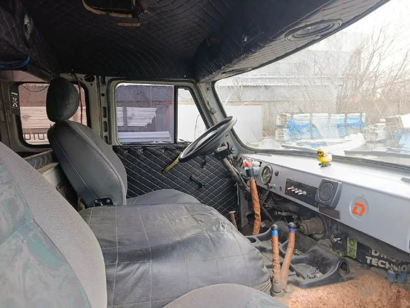 Продам уаз буханка 🍞 в отличном состоянии после капитального ремонта двигателя, работает идеально как часы, масла не есть, тяга очень бодрая, мосты работают раздатка переключает, кпп все скоростя переключаются, вся электрика работает свет хороший, печка жарит хорошо 👍, дополнительно обесшумлен весь кузов, дополнительно установлен усиленный багажник на всю крышу. действительно хороший уазик! доедет куда угодно ! с документами порядок машина стоит на учёте. цена 295. тр торг осмотр донецк днр связь плохая моб +79494316911. +79494484540. телеграм +79494494164 📞 звоните: +7(949)4316911 - фотография - 4