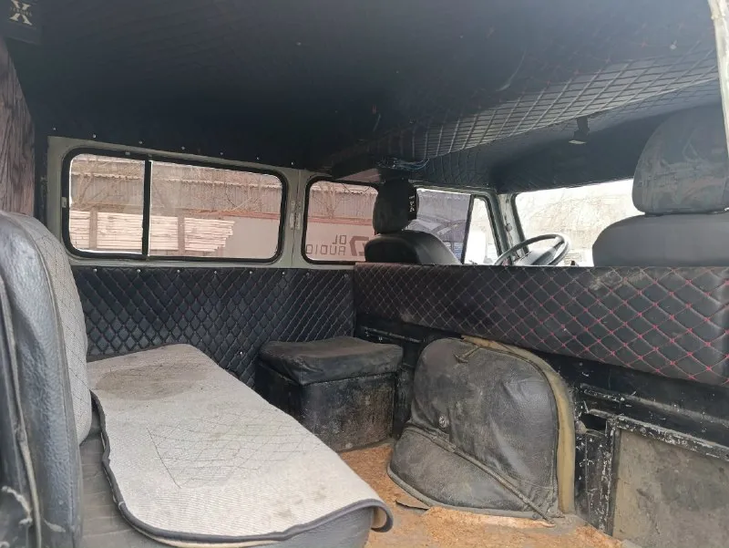 Продам уаз буханка 🍞 в отличном состоянии после капитального ремонта двигателя, работает идеально как часы, масла не есть, тяга очень бодрая, мосты работают раздатка переключает, кпп все скоростя переключаются, вся электрика работает свет хороший, печка жарит хорошо 👍, дополнительно обесшумлен весь кузов, дополнительно установлен усиленный багажник на всю крышу. действительно хороший уазик! доедет куда угодно ! с документами порядок машина стоит на учёте. цена 295. тр торг осмотр донецк днр связь плохая моб +79494316911. +79494484540. телеграм +79494494164 📞 звоните: +7(949)4316911 - фотография - 5