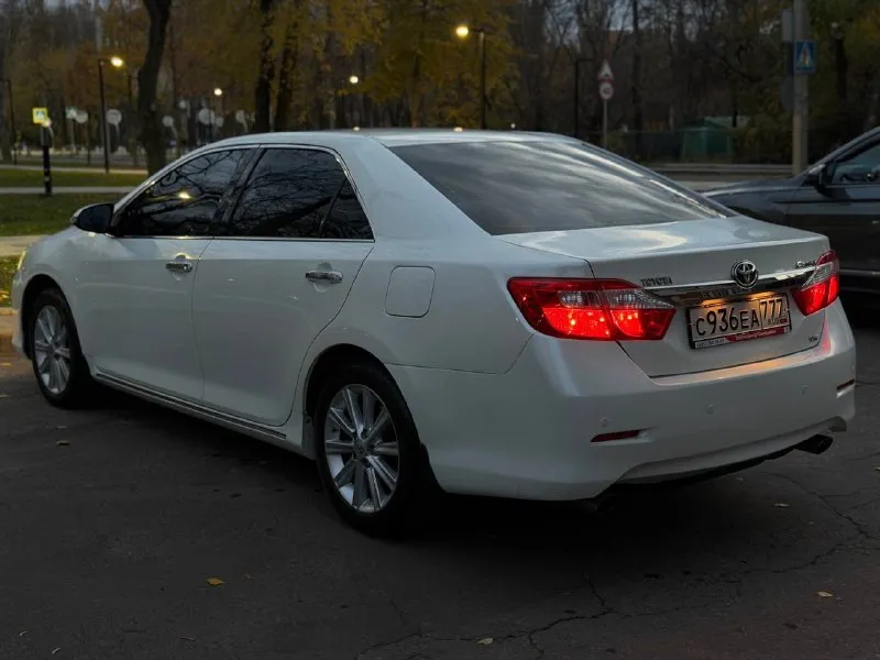 Toyota camry 50 2014 год переходная 3,5 v6 162.000 км родного пробега продаю отличную камри из под одного хозяина в красивом белом перламутре с родным пробегом. машина в очень хорошем состоянии, для своих лет, таких камри мало. брался у взрослого хозяина. машина без дтп. есть вторичные окрасы. техника обслужена от а до я. никаких ошибок и проблем нет. все блоки зеленые. коробка тоже отлично, менялось масло в коробке 10.000 км назад. по ходовой посторонних звуков нет. по электрике работает абсолютно все, по салону также нет дефектов, задние регулировки климата, сидений, подогревы, все работает отлично. электронная задняя шторка, мультимедиа с камерой, заводская, без колхоза. любые проверки на сто и так далее только за. у машина отличная комплектация, также помимо богатого салона есть бесключевой доступ, электро салон, климат, память руля, мульти руль, максимальная музыка. что-то мог забыть, спрашивайте любые проверки и вопросы. находится в городе донецк ворошиловский рай 📞 звоните: +7(949)0404215 - фотография - 3