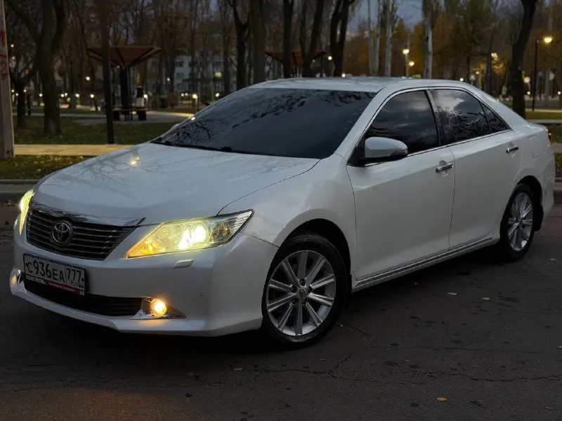 Toyota camry 50 2014 год переходная 3,5 v6 162.000 км родного пробега продаю отличную камри из под одного хозяина в красивом белом перламутре с родным пробегом. машина в очень хорошем состоянии, для своих лет, таких камри мало. брался у взрослого хозяина. машина без дтп. есть вторичные окрасы. техника обслужена от а до я. никаких ошибок и проблем нет. все блоки зеленые. коробка тоже отлично, менялось масло в коробке 10.000 км назад. по ходовой посторонних звуков нет. по электрике работает абсолютно все, по салону также нет дефектов, задние регулировки климата, сидений, подогревы, все работает отлично. электронная задняя шторка, мультимедиа с камерой, заводская, без колхоза. любые проверки на сто и так далее только за. у машина отличная комплектация, также помимо богатого салона есть бесключевой доступ, электро салон, климат, память руля, мульти руль, максимальная музыка. что-то мог забыть, спрашивайте любые проверки и вопросы. находится в городе донецк ворошиловский рай 📞 звоните: +7(949)0404215 - фотография - 4