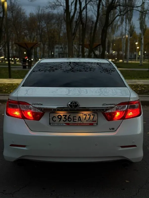 Toyota camry 50 2014 год переходная 3,5 v6 162.000 км родного пробега продаю отличную камри из под одного хозяина в красивом белом перламутре с родным пробегом. машина в очень хорошем состоянии, для своих лет, таких камри мало. брался у взрослого хозяина. машина без дтп. есть вторичные окрасы. техника обслужена от а до я. никаких ошибок и проблем нет. все блоки зеленые. коробка тоже отлично, менялось масло в коробке 10.000 км назад. по ходовой посторонних звуков нет. по электрике работает абсолютно все, по салону также нет дефектов, задние регулировки климата, сидений, подогревы, все работает отлично. электронная задняя шторка, мультимедиа с камерой, заводская, без колхоза. любые проверки на сто и так далее только за. у машина отличная комплектация, также помимо богатого салона есть бесключевой доступ, электро салон, климат, память руля, мульти руль, максимальная музыка. что-то мог забыть, спрашивайте любые проверки и вопросы. находится в городе донецк ворошиловский рай 📞 звоните: +7(949)0404215 - фотография - 5