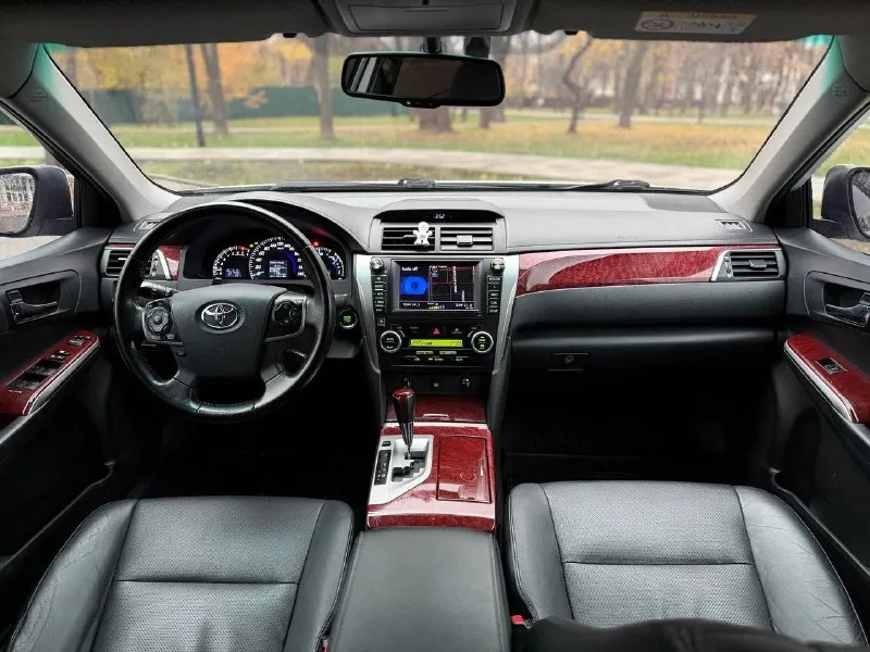 Toyota camry 50 2014 год переходная 3,5 v6 162.000 км родного пробега продаю отличную камри из под одного хозяина в красивом белом перламутре с родным пробегом. машина в очень хорошем состоянии, для своих лет, таких камри мало. брался у взрослого хозяина. машина без дтп. есть вторичные окрасы. техника обслужена от а до я. никаких ошибок и проблем нет. все блоки зеленые. коробка тоже отлично, менялось масло в коробке 10.000 км назад. по ходовой посторонних звуков нет. по электрике работает абсолютно все, по салону также нет дефектов, задние регулировки климата, сидений, подогревы, все работает отлично. электронная задняя шторка, мультимедиа с камерой, заводская, без колхоза. любые проверки на сто и так далее только за. у машина отличная комплектация, также помимо богатого салона есть бесключевой доступ, электро салон, климат, память руля, мульти руль, максимальная музыка. что-то мог забыть, спрашивайте любые проверки и вопросы. находится в городе донецк ворошиловский рай 📞 звоните: +7(949)0404215 - фотография - 7