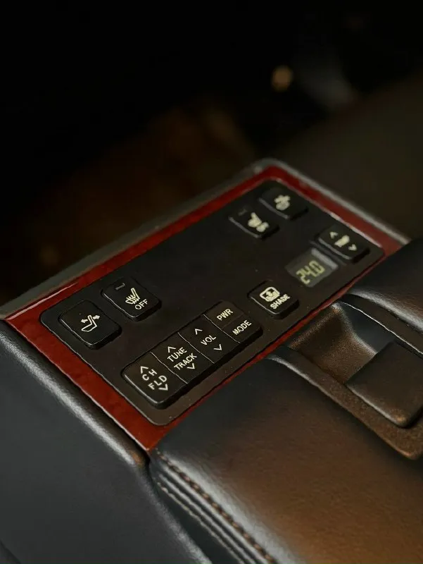 Toyota camry 50 2014 год переходная 3,5 v6 162.000 км родного пробега продаю отличную камри из под одного хозяина в красивом белом перламутре с родным пробегом. машина в очень хорошем состоянии, для своих лет, таких камри мало. брался у взрослого хозяина. машина без дтп. есть вторичные окрасы. техника обслужена от а до я. никаких ошибок и проблем нет. все блоки зеленые. коробка тоже отлично, менялось масло в коробке 10.000 км назад. по ходовой посторонних звуков нет. по электрике работает абсолютно все, по салону также нет дефектов, задние регулировки климата, сидений, подогревы, все работает отлично. электронная задняя шторка, мультимедиа с камерой, заводская, без колхоза. любые проверки на сто и так далее только за. у машина отличная комплектация, также помимо богатого салона есть бесключевой доступ, электро салон, климат, память руля, мульти руль, максимальная музыка. что-то мог забыть, спрашивайте любые проверки и вопросы. находится в городе донецк ворошиловский рай 📞 звоните: +7(949)0404215 - фотография - 8