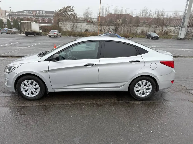 Hyundai solaris 2015 года(рестайлинг) 1.6 бензин(газ пропан)механическая коробка передач.2 собственника пробег — 181 000 км. автомобиль в хорошем состоянии: двигатель работает ровно, без посторонних шумов и ошибок, коробка передач переключается, ходовая часть без стуков. все стекла оригинальные, включая лобовое. кузов без следов коррозии, полный комплект ключей, камера заднего вида(есть летняя резина)документы в полном порядке. по запросу предоставим полный видеообзор с замерами лакокрасочного покрытия. цена: 770 000 рублей. город: донецк. телефон для связи: +7 (949) 371-08-26(telegram на номере) 📞 звоните: +7(949)3710826 - фотография - 4