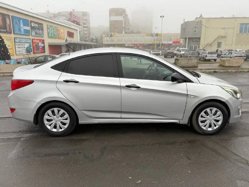 Hyundai solaris 2015 года(рестайлинг) 1.6 бензин(газ пропан)механическая коробка передач.2 собственника пробег — 181 000 км. автомобиль в хорошем состоянии: двигатель работает ровно, без посторонних шумов и ошибок, коробка передач переключается, ходовая часть без стуков. все стекла оригинальные, включая лобовое. кузов без следов коррозии, полный комплект ключей, камера заднего вида(есть летняя резина)документы в полном порядке. по запросу предоставим полный видеообзор с замерами лакокрасочного покрытия. цена: 770 000 рублей. город: донецк. телефон для связи: +7 (949) 371-08-26(telegram на номере) 📞 звоните: +7(949)3710826 - фотография - 5