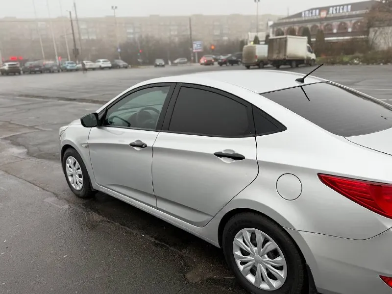 Hyundai solaris 2015 года(рестайлинг) 1.6 бензин(газ пропан)механическая коробка передач.2 собственника пробег — 181 000 км. автомобиль в хорошем состоянии: двигатель работает ровно, без посторонних шумов и ошибок, коробка передач переключается, ходовая часть без стуков. все стекла оригинальные, включая лобовое. кузов без следов коррозии, полный комплект ключей, камера заднего вида(есть летняя резина)документы в полном порядке. по запросу предоставим полный видеообзор с замерами лакокрасочного покрытия. цена: 770 000 рублей. город: донецк. телефон для связи: +7 (949) 371-08-26(telegram на номере) 📞 звоните: +7(949)3710826 - фотография - 6