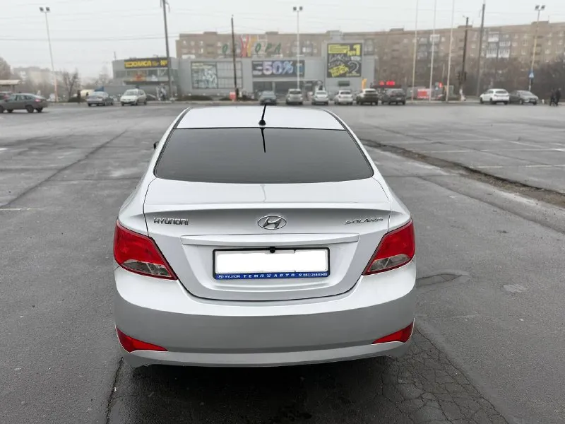 Hyundai solaris 2015 года(рестайлинг) 1.6 бензин(газ пропан)механическая коробка передач.2 собственника пробег — 181 000 км. автомобиль в хорошем состоянии: двигатель работает ровно, без посторонних шумов и ошибок, коробка передач переключается, ходовая часть без стуков. все стекла оригинальные, включая лобовое. кузов без следов коррозии, полный комплект ключей, камера заднего вида(есть летняя резина)документы в полном порядке. по запросу предоставим полный видеообзор с замерами лакокрасочного покрытия. цена: 770 000 рублей. город: донецк. телефон для связи: +7 (949) 371-08-26(telegram на номере) 📞 звоните: +7(949)3710826 - фотография - 7