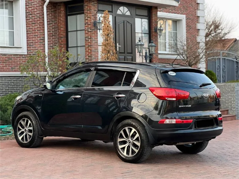 Kia sportage год-2014 пробег-144.000 мотор-2.0 коробка-автомат цена-1.320.000 торг-обмен номер- +79497546213 автомобиль в идеальном состоянии кузов без дефектов. ходовая часть без нареканий. мотор работает идеально, замена масла каждые 6 тысяч км, коробка переключает плавно. авто вложений не требует, от слова совсем. ухоженный кожаный салон, в машине не курили, мультимедиа с блютуз, камера заднего вида, двух зонный климат, мультируль, полный электро пакет, датчик света и дождя, круиз контроль, электро регулировка зеркал, подогрев сидений, помощь при парковке за машину не стыдно, вин по запросу ! - фотография - 3