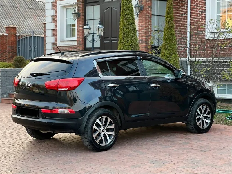 Kia sportage год-2014 пробег-144.000 мотор-2.0 коробка-автомат цена-1.320.000 торг-обмен номер- +79497546213 автомобиль в идеальном состоянии кузов без дефектов. ходовая часть без нареканий. мотор работает идеально, замена масла каждые 6 тысяч км, коробка переключает плавно. авто вложений не требует, от слова совсем. ухоженный кожаный салон, в машине не курили, мультимедиа с блютуз, камера заднего вида, двух зонный климат, мультируль, полный электро пакет, датчик света и дождя, круиз контроль, электро регулировка зеркал, подогрев сидений, помощь при парковке за машину не стыдно, вин по запросу ! - фотография - 4