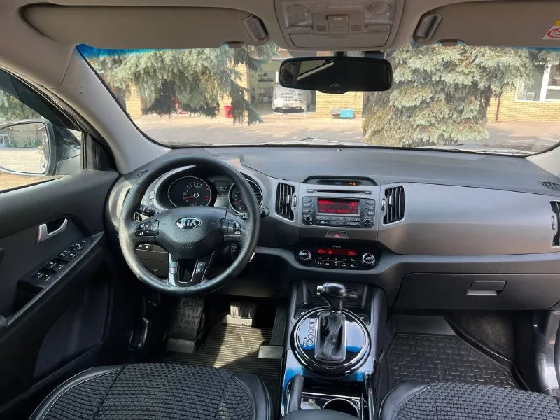 Kia sportage год-2014 пробег-144.000 мотор-2.0 коробка-автомат цена-1.320.000 торг-обмен номер- +79497546213 автомобиль в идеальном состоянии кузов без дефектов. ходовая часть без нареканий. мотор работает идеально, замена масла каждые 6 тысяч км, коробка переключает плавно. авто вложений не требует, от слова совсем. ухоженный кожаный салон, в машине не курили, мультимедиа с блютуз, камера заднего вида, двух зонный климат, мультируль, полный электро пакет, датчик света и дождя, круиз контроль, электро регулировка зеркал, подогрев сидений, помощь при парковке за машину не стыдно, вин по запросу ! - фотография - 5