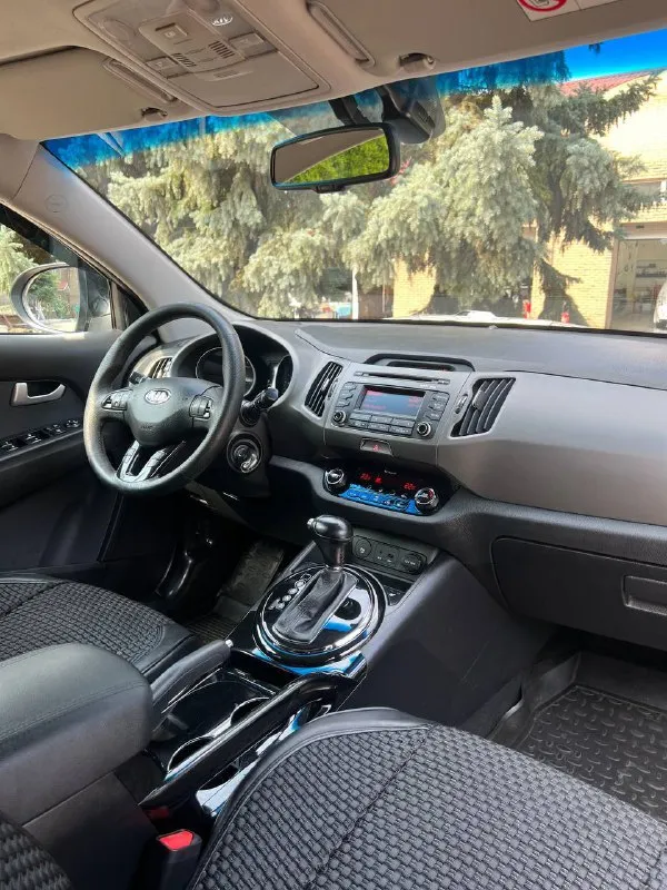 Kia sportage год-2014 пробег-144.000 мотор-2.0 коробка-автомат цена-1.320.000 торг-обмен номер- +79497546213 автомобиль в идеальном состоянии кузов без дефектов. ходовая часть без нареканий. мотор работает идеально, замена масла каждые 6 тысяч км, коробка переключает плавно. авто вложений не требует, от слова совсем. ухоженный кожаный салон, в машине не курили, мультимедиа с блютуз, камера заднего вида, двух зонный климат, мультируль, полный электро пакет, датчик света и дождя, круиз контроль, электро регулировка зеркал, подогрев сидений, помощь при парковке за машину не стыдно, вин по запросу ! - фотография - 6
