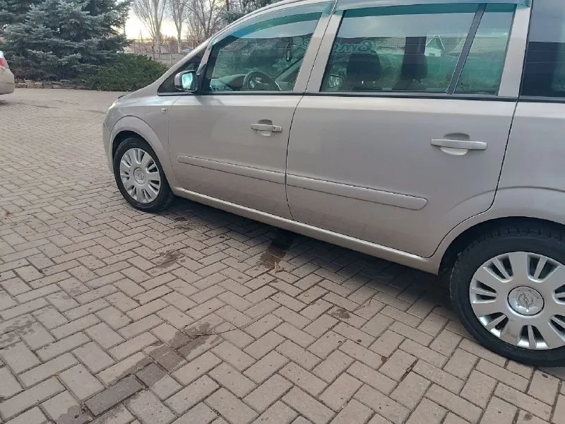 Продам opel зафира, 7-месная, мотор 1.6, 2008год, машина полностью обслужена, сел и поехал, кондиционер работает, зимняя резина, подогрев сидений, стеклоподъёмники,650000т. р торг, +79490868309 все вопросы по телефону. енакиево 📞 звоните: +7(949)0868309 - фотография - 5