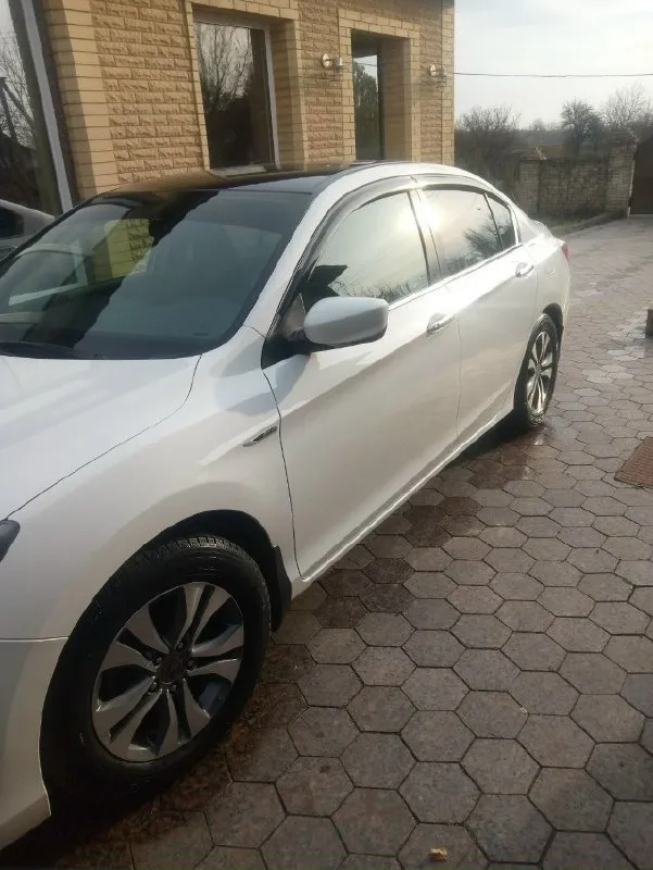 Продам: honda accord 9 (рестайлинг) год выпуска: 2015 мотор: 2.4 пробег: 135.000 км учёт: местный второй владелец. надёжный и экономный автомобиль. машина в нормальном состоянии, обслужена, гаражное хранение, мотор и коробка без нареканий, все функции работают. пройдено то. эксплуатировался очень бережно. пробег реальный. цена: 22000$ машина находиться в макеевке. +79494336737 или телеграмм @oleg7771112 📞 звоните: +7(949)4336737 - фотография - 2