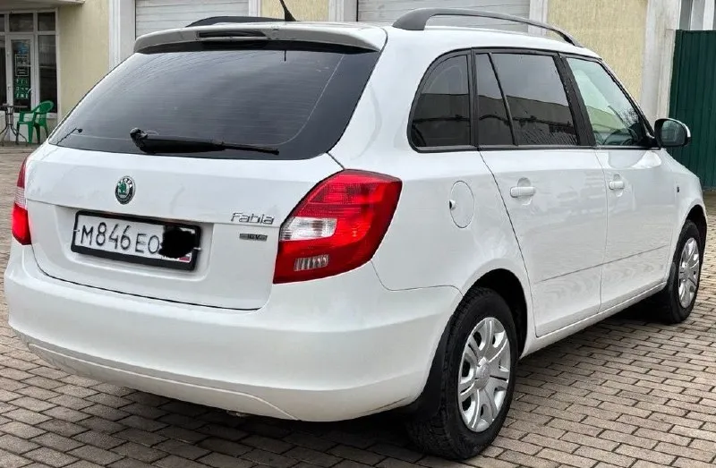 Продам или обменяю хороший семейный автомобиль! skoda fabia универсал, рестайлинг 2011г. в. пробег 228т. авто обслуживал по регламенту как положено! кузов оцинкованный, соответственно без гнили ржавчины и прочих недостатков! в живую как на фото. отличный и экономичный двигатель 1.4 работает ровно, без посторонних звуков, динамика прекрасная! масло не берет. коробка передач и ходовая в полнейшем порядке без нареканий! по комплектации: гидроусилитель руля, кондиционер(рабочий), система abs, микролифт передних сидений, серво руль, руль на вылет, стеклоподъёмники, электро зеркала, подогрев зеркал и заднего стекла, подогрев сидений, бортовой компьютер, два ключа. в подарок отдам второй комплект резины, на данный момент уже установил зимнюю резину. при желание могу помочь с более быстрым переоформлением в мрэо! цена 670.000т. рублей. торгу уместен. тел: +79494267493 тел:+79496338655 - фотография - 3