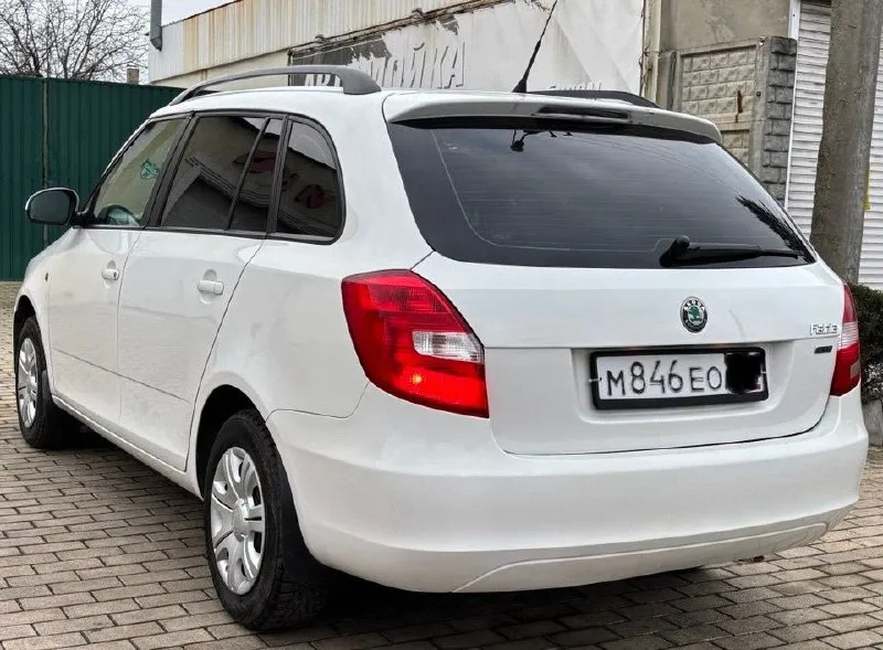Продам или обменяю хороший семейный автомобиль! skoda fabia универсал, рестайлинг 2011г. в. пробег 228т. авто обслуживал по регламенту как положено! кузов оцинкованный, соответственно без гнили ржавчины и прочих недостатков! в живую как на фото. отличный и экономичный двигатель 1.4 работает ровно, без посторонних звуков, динамика прекрасная! масло не берет. коробка передач и ходовая в полнейшем порядке без нареканий! по комплектации: гидроусилитель руля, кондиционер(рабочий), система abs, микролифт передних сидений, серво руль, руль на вылет, стеклоподъёмники, электро зеркала, подогрев зеркал и заднего стекла, подогрев сидений, бортовой компьютер, два ключа. в подарок отдам второй комплект резины, на данный момент уже установил зимнюю резину. при желание могу помочь с более быстрым переоформлением в мрэо! цена 670.000т. рублей. торгу уместен. тел: +79494267493 тел:+79496338655 - фотография - 4