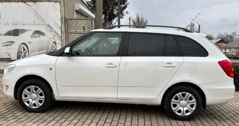 Продам или обменяю хороший семейный автомобиль! skoda fabia универсал, рестайлинг 2011г. в. пробег 228т. авто обслуживал по регламенту как положено! кузов оцинкованный, соответственно без гнили ржавчины и прочих недостатков! в живую как на фото. отличный и экономичный двигатель 1.4 работает ровно, без посторонних звуков, динамика прекрасная! масло не берет. коробка передач и ходовая в полнейшем порядке без нареканий! по комплектации: гидроусилитель руля, кондиционер(рабочий), система abs, микролифт передних сидений, серво руль, руль на вылет, стеклоподъёмники, электро зеркала, подогрев зеркал и заднего стекла, подогрев сидений, бортовой компьютер, два ключа. в подарок отдам второй комплект резины, на данный момент уже установил зимнюю резину. при желание могу помочь с более быстрым переоформлением в мрэо! цена 670.000т. рублей. торгу уместен. тел: +79494267493 тел:+79496338655 - фотография - 5