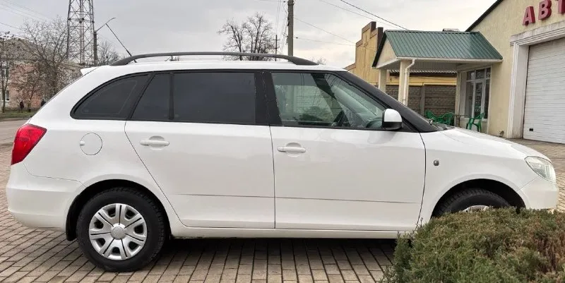 Продам или обменяю хороший семейный автомобиль! skoda fabia универсал, рестайлинг 2011г. в. пробег 228т. авто обслуживал по регламенту как положено! кузов оцинкованный, соответственно без гнили ржавчины и прочих недостатков! в живую как на фото. отличный и экономичный двигатель 1.4 работает ровно, без посторонних звуков, динамика прекрасная! масло не берет. коробка передач и ходовая в полнейшем порядке без нареканий! по комплектации: гидроусилитель руля, кондиционер(рабочий), система abs, микролифт передних сидений, серво руль, руль на вылет, стеклоподъёмники, электро зеркала, подогрев зеркал и заднего стекла, подогрев сидений, бортовой компьютер, два ключа. в подарок отдам второй комплект резины, на данный момент уже установил зимнюю резину. при желание могу помочь с более быстрым переоформлением в мрэо! цена 670.000т. рублей. торгу уместен. тел: +79494267493 тел:+79496338655 - фотография - 6