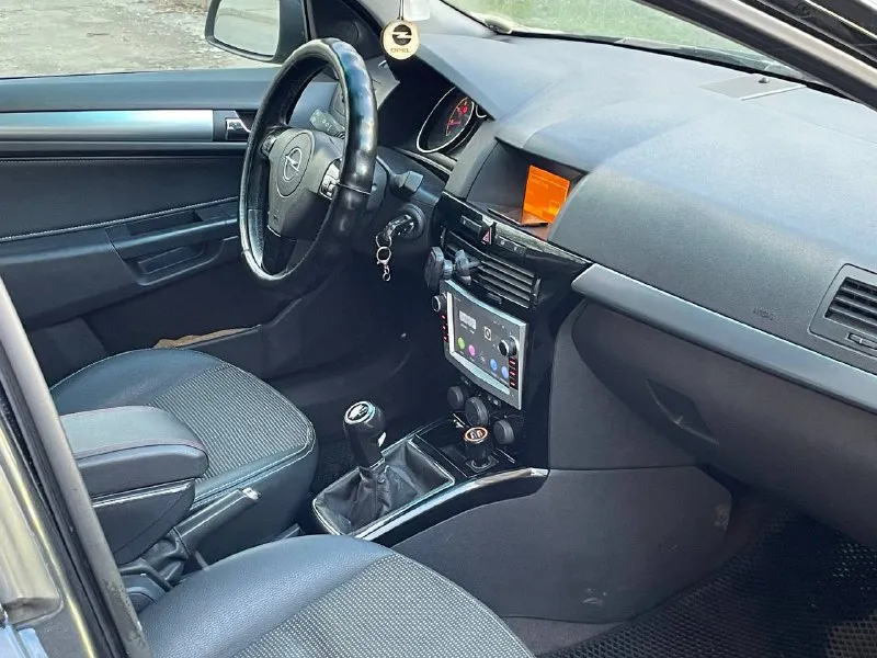 В продаже opel astra h 1.6l 2011г 160 пробег 2 подъемника гидроусилитель кондиционер круиз контроль датчик света и дождя стаканы дно пороги без дыр и гнили ничего не гремит, не в чем не нуждается как говорится сел и поехал !!! чистый ухоженный не прокуренный салон ! расход топлива 6-7 л ! документы в полном порядке учёт 180 без штрафов и запретов стс птс договор все на руках ! переоформление по договору купли-продажи или в мрэо ! все вопросы по телефону звоните в любое время расскажу все подробно ! цена 525.000₽ торг +7 (949) 508-79-10 - фотография - 5