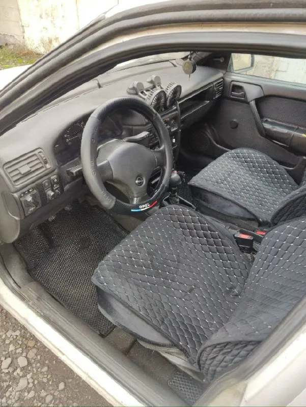 Продам opel вектра а 1992 года, в хорошем состоянии (сел поехал ) не чего делать надо, полностью обслужен. бензин/газ зарегистрирован. два комплекта колес зима-лето цена 200тыс. всё вопросы по +79493916608 александр 📞 звоните: +7(949)3916608 - фотография - 5