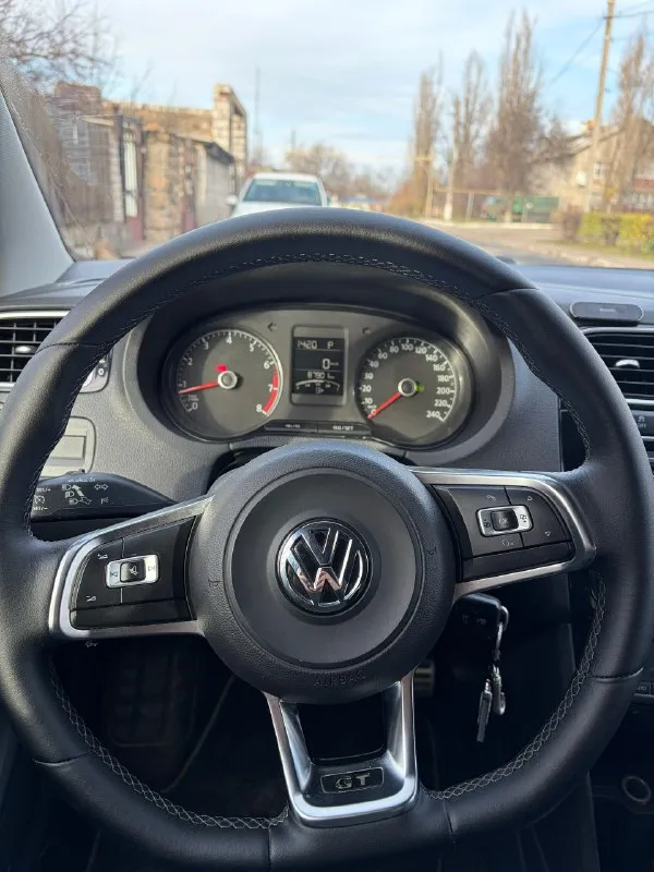 Volkswagen polo gt 1,4 2016г. автоматическая(dsg). пробег 88000. цена: 1.400.000 (торг) комплектация: климат контроль, стеклоподъемники, автосвет, мульти-руль, подогрев передних сидений, подогрев зеркал, подогрев лобового и заднего стекла, парктроник, авто складывание зеркал, круиз-контроль. подробнее по телефону:+7(959)553-66-11 г. алчевск 📞 звоните: +7(959)5536611 - фотография - 6