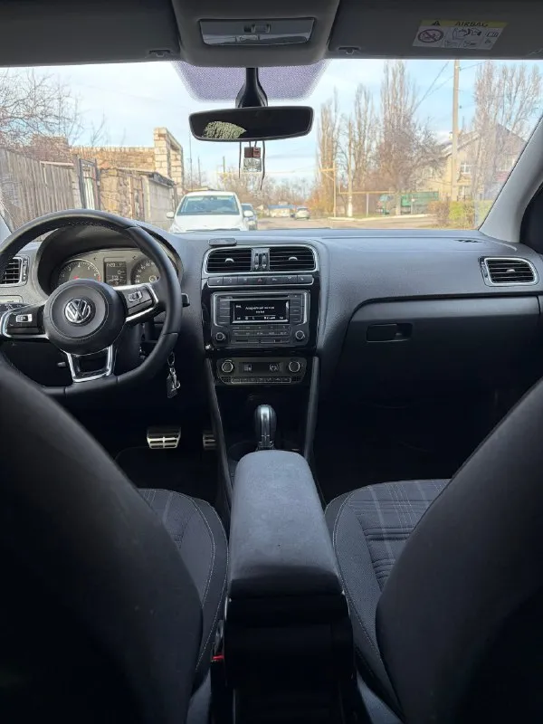 Volkswagen polo gt 1,4 2016г. автоматическая(dsg). пробег 88000. цена: 1.400.000 (торг) комплектация: климат контроль, стеклоподъемники, автосвет, мульти-руль, подогрев передних сидений, подогрев зеркал, подогрев лобового и заднего стекла, парктроник, авто складывание зеркал, круиз-контроль. подробнее по телефону:+7(959)553-66-11 г. алчевск 📞 звоните: +7(959)5536611 - фотография - 7