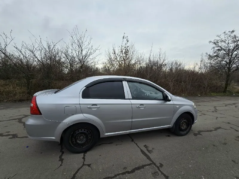 Chevrolet авео (aveo) 1.4 16кл (101 л. с. ) механика 2007 год, пробег 310т цена: 400.000 рублей продажа от собственника в отличном техническом состоянии. мотор работает ровно, тихо, как часы. есть кондиционер, музыка магнитофон 2 дин +камера заднего вида все вопросы по телефону +79493300393 донецк 📞 звоните: +7(949)3300393 - фотография - 3