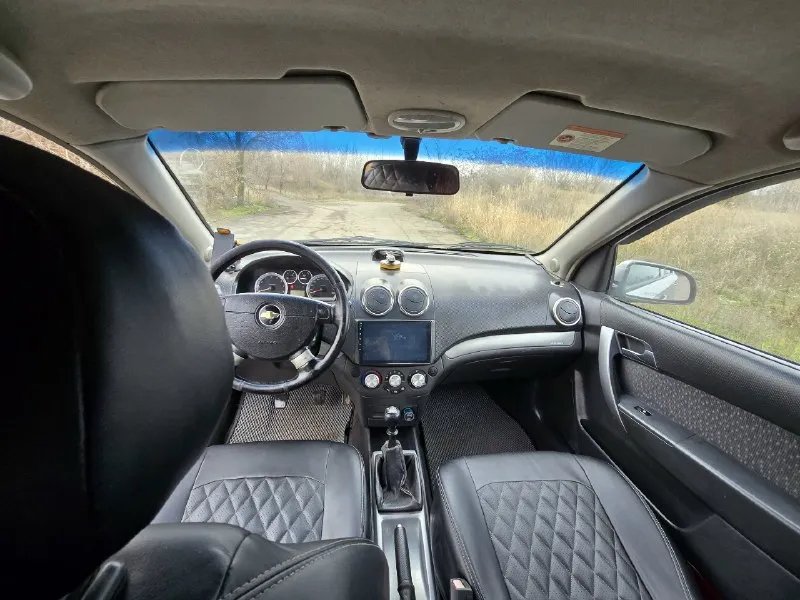 Chevrolet авео (aveo) 1.4 16кл (101 л. с. ) механика 2007 год, пробег 310т цена: 400.000 рублей продажа от собственника в отличном техническом состоянии. мотор работает ровно, тихо, как часы. есть кондиционер, музыка магнитофон 2 дин +камера заднего вида все вопросы по телефону +79493300393 донецк 📞 звоните: +7(949)3300393 - фотография - 4