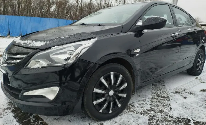 Продам hyundai solaris 2015 г на автомате! с реальным родным пробегом 156000км и с зеленой автотекой! на комплектации в нее входит: климат контроль подогрев передних сидений, 4 стеклоподъемника, мульти руль. с подогревом. машина в очень хорошим состоянии! и за все свою эксплуатацию у машины был 1 хозяина. по техники все работает как часы! по ходовой плывет, нечего не гремит не стучит, нет посторонних звуков. коробка работает так как должна работать! все передачи включаются идеально без пинков! все остальные вопросы по телефону +7949 416 83 45 тут и телеграм цена 970.000₽ 📞 звоните: +7(949)4168345 - фотография - 2