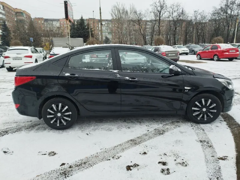 Продам hyundai solaris 2015 г на автомате! с реальным родным пробегом 156000км и с зеленой автотекой! на комплектации в нее входит: климат контроль подогрев передних сидений, 4 стеклоподъемника, мульти руль. с подогревом. машина в очень хорошим состоянии! и за все свою эксплуатацию у машины был 1 хозяина. по техники все работает как часы! по ходовой плывет, нечего не гремит не стучит, нет посторонних звуков. коробка работает так как должна работать! все передачи включаются идеально без пинков! все остальные вопросы по телефону +7949 416 83 45 тут и телеграм цена 970.000₽ 📞 звоните: +7(949)4168345 - фотография - 3