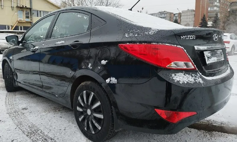 Продам hyundai solaris 2015 г на автомате! с реальным родным пробегом 156000км и с зеленой автотекой! на комплектации в нее входит: климат контроль подогрев передних сидений, 4 стеклоподъемника, мульти руль. с подогревом. машина в очень хорошим состоянии! и за все свою эксплуатацию у машины был 1 хозяина. по техники все работает как часы! по ходовой плывет, нечего не гремит не стучит, нет посторонних звуков. коробка работает так как должна работать! все передачи включаются идеально без пинков! все остальные вопросы по телефону +7949 416 83 45 тут и телеграм цена 970.000₽ 📞 звоните: +7(949)4168345 - фотография - 4