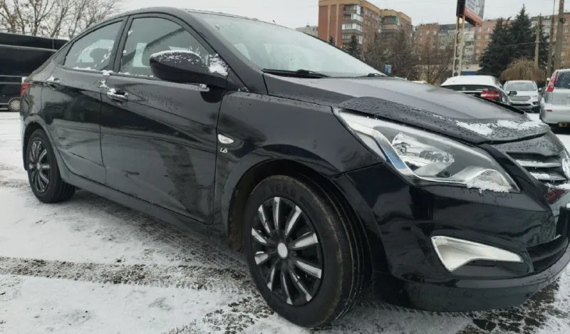 Продам hyundai solaris 2015 г на автомате! с реальным родным пробегом 156000км и с зеленой автотекой! на комплектации в нее входит: климат контроль подогрев передних сидений, 4 стеклоподъемника, мульти руль. с подогревом. машина в очень хорошим состоянии! и за все свою эксплуатацию у машины был 1 хозяина. по техники все работает как часы! по ходовой плывет, нечего не гремит не стучит, нет посторонних звуков. коробка работает так как должна работать! все передачи включаются идеально без пинков! все остальные вопросы по телефону +7949 416 83 45 тут и телеграм цена 970.000₽ 📞 звоните: +7(949)4168345 - фотография - 6