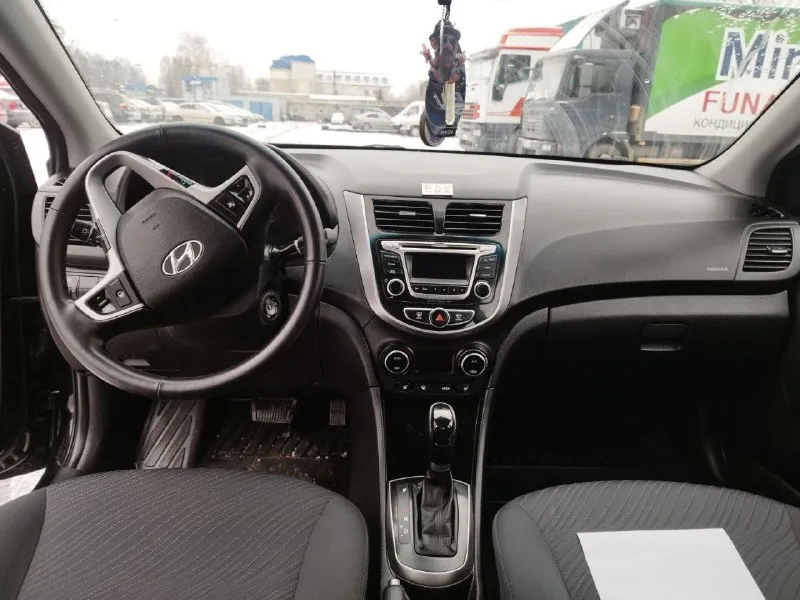 Продам hyundai solaris 2015 г на автомате! с реальным родным пробегом 156000км и с зеленой автотекой! на комплектации в нее входит: климат контроль подогрев передних сидений, 4 стеклоподъемника, мульти руль. с подогревом. машина в очень хорошим состоянии! и за все свою эксплуатацию у машины был 1 хозяина. по техники все работает как часы! по ходовой плывет, нечего не гремит не стучит, нет посторонних звуков. коробка работает так как должна работать! все передачи включаются идеально без пинков! все остальные вопросы по телефону +7949 416 83 45 тут и телеграм цена 970.000₽ 📞 звоните: +7(949)4168345 - фотография - 7