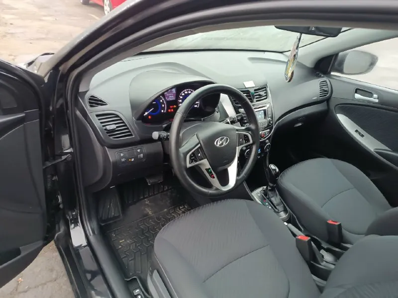 Продам hyundai solaris 2015 г на автомате! с реальным родным пробегом 156000км и с зеленой автотекой! на комплектации в нее входит: климат контроль подогрев передних сидений, 4 стеклоподъемника, мульти руль. с подогревом. машина в очень хорошим состоянии! и за все свою эксплуатацию у машины был 1 хозяина. по техники все работает как часы! по ходовой плывет, нечего не гремит не стучит, нет посторонних звуков. коробка работает так как должна работать! все передачи включаются идеально без пинков! все остальные вопросы по телефону +7949 416 83 45 тут и телеграм цена 970.000₽ 📞 звоните: +7(949)4168345 - фотография - 8