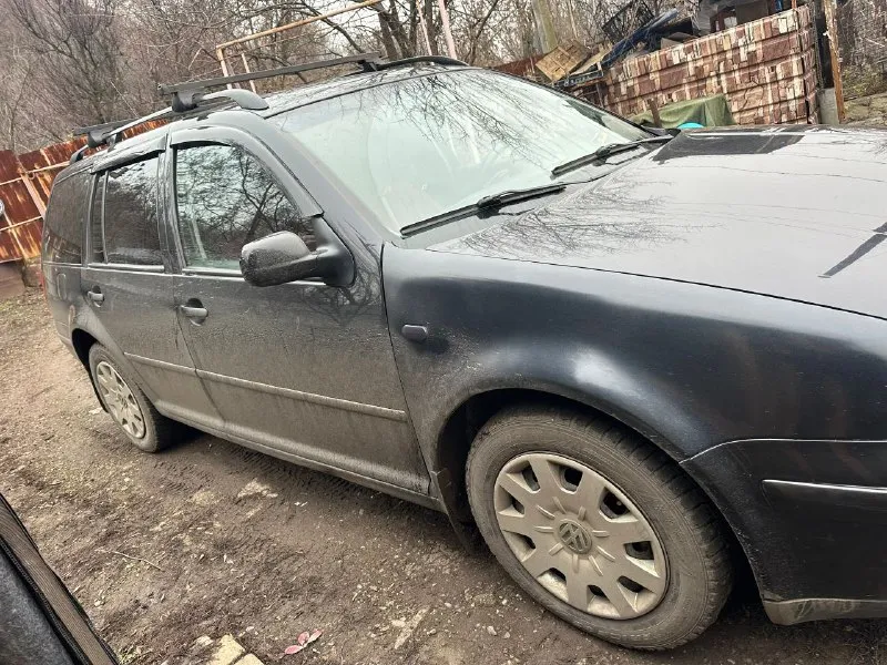 Продам volkswagen golf 4. фольксваген гольф универсал 2002 года 🔥комплектация с кондиционером 1.6 бензин. простой, надежный мотор. кпп - автомат автомобиль целый, ржавчины и гнили нет мотор работает штатно, дыма и посторонних звуков нет. ходовая вся перебрана, каждый день на ходу. машина в хорошем состоянии, сел-поехал. цена 450000 руб торг возле капота по документам полный порядок, находится в днр донецк, тел. +79490032730 - фотография - 2