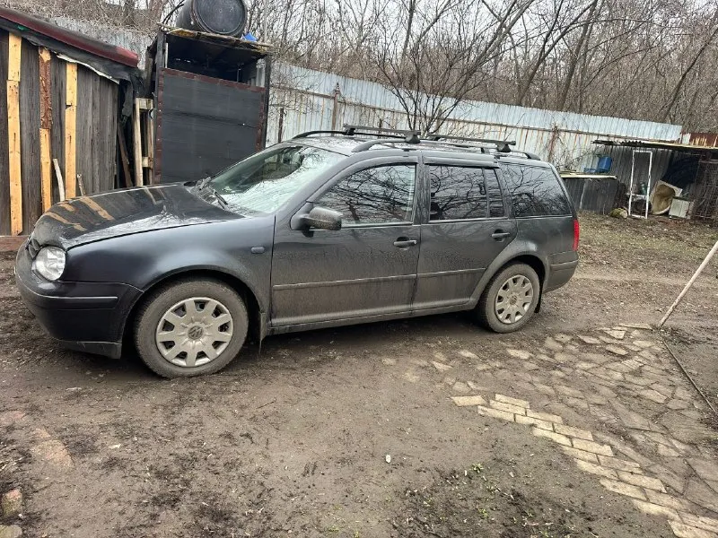 Продам volkswagen golf 4. фольксваген гольф универсал 2002 года 🔥комплектация с кондиционером 1.6 бензин. простой, надежный мотор. кпп - автомат автомобиль целый, ржавчины и гнили нет мотор работает штатно, дыма и посторонних звуков нет. ходовая вся перебрана, каждый день на ходу. машина в хорошем состоянии, сел-поехал. цена 450000 руб торг возле капота по документам полный порядок, находится в днр донецк, тел. +79490032730 - фотография - 3