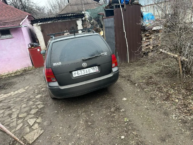 Продам volkswagen golf 4. фольксваген гольф универсал 2002 года 🔥комплектация с кондиционером 1.6 бензин. простой, надежный мотор. кпп - автомат автомобиль целый, ржавчины и гнили нет мотор работает штатно, дыма и посторонних звуков нет. ходовая вся перебрана, каждый день на ходу. машина в хорошем состоянии, сел-поехал. цена 450000 руб торг возле капота по документам полный порядок, находится в днр донецк, тел. +79490032730 - фотография - 4