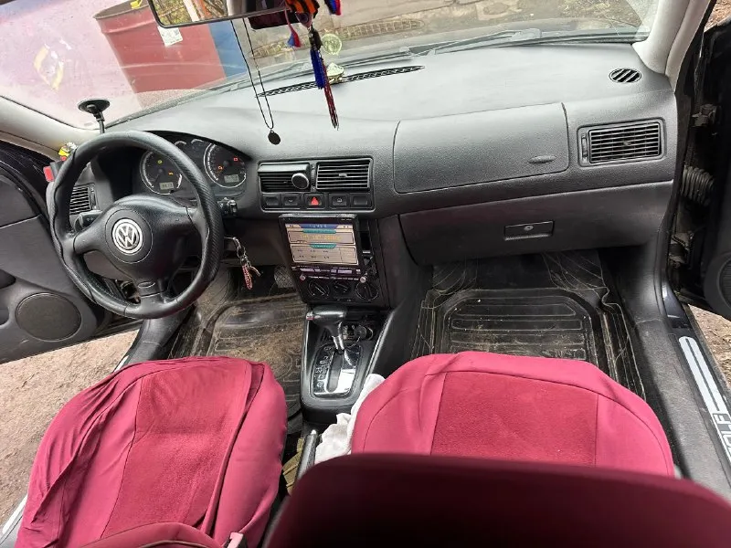 Продам volkswagen golf 4. фольксваген гольф универсал 2002 года 🔥комплектация с кондиционером 1.6 бензин. простой, надежный мотор. кпп - автомат автомобиль целый, ржавчины и гнили нет мотор работает штатно, дыма и посторонних звуков нет. ходовая вся перебрана, каждый день на ходу. машина в хорошем состоянии, сел-поехал. цена 450000 руб торг возле капота по документам полный порядок, находится в днр донецк, тел. +79490032730 - фотография - 5