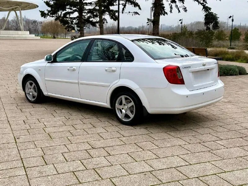 🚙марка: chevrolet lacetti ⚙️двигатель: 1.6 ⛽️вид топлива: бензин 📅год выпуска: 2008 💴цена:.610 000руб торг обмен 🗺️пробег:187.000 км 📦:кпп :механика автомобиль в хорошем состоянии вложений никаких не требует кузов без нареканий жучков рыжиков нету салон в отличном состоянии не протёртый не прокуренный техническая часть на отлично недавно прошел полная то по комплектации четыре стеклоподъемника электро зеркала датчик дождя датчик света камера заднего вида имеются задние парктроники стоит android планшет зимняя резина новая + летняя в комплекте все остальные доп вопросы по телефону +79495000534 📍•город мариуполь 📞 звоните: +7(949)5000534 - фотография - 4