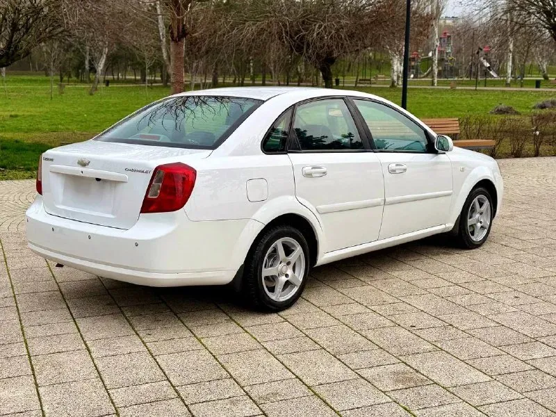 🚙марка: chevrolet lacetti ⚙️двигатель: 1.6 ⛽️вид топлива: бензин 📅год выпуска: 2008 💴цена:.610 000руб торг обмен 🗺️пробег:187.000 км 📦:кпп :механика автомобиль в хорошем состоянии вложений никаких не требует кузов без нареканий жучков рыжиков нету салон в отличном состоянии не протёртый не прокуренный техническая часть на отлично недавно прошел полная то по комплектации четыре стеклоподъемника электро зеркала датчик дождя датчик света камера заднего вида имеются задние парктроники стоит android планшет зимняя резина новая + летняя в комплекте все остальные доп вопросы по телефону +79495000534 📍•город мариуполь 📞 звоните: +7(949)5000534 - фотография - 5