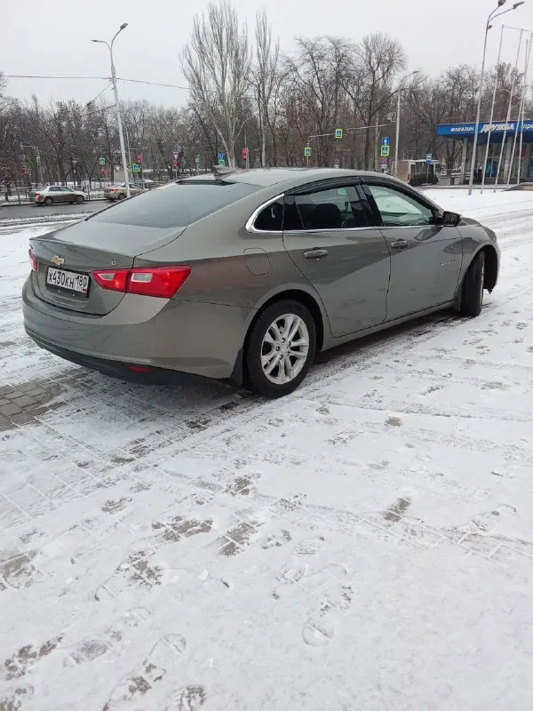 Chevrolet malibu, 2017, (вин: 2018), 1,5,160 л. с. автомат. пробег 170000 км. в отличном состоянии. авто на новой зимней резине. (новая летняя резина в комплекте). неплохая комплектация: бесключевой доступ, кнопка старт-стоп, система старт-стоп, автозавод с ключа, люк (панорама), магнитола с car play, камера заднего вида, круиз-контроль, led лампы в фарах, хороший видеорегистратор с 3 камерами( перед, зад, салон), и. т.д. все стекла заводские, включая лобовое. ходовая, двигатель-отлично. 2 владельца. штрафов, ограничений нет. собственник. 1330000 рублей. +79493043638; +79495966461 - фотография - 3